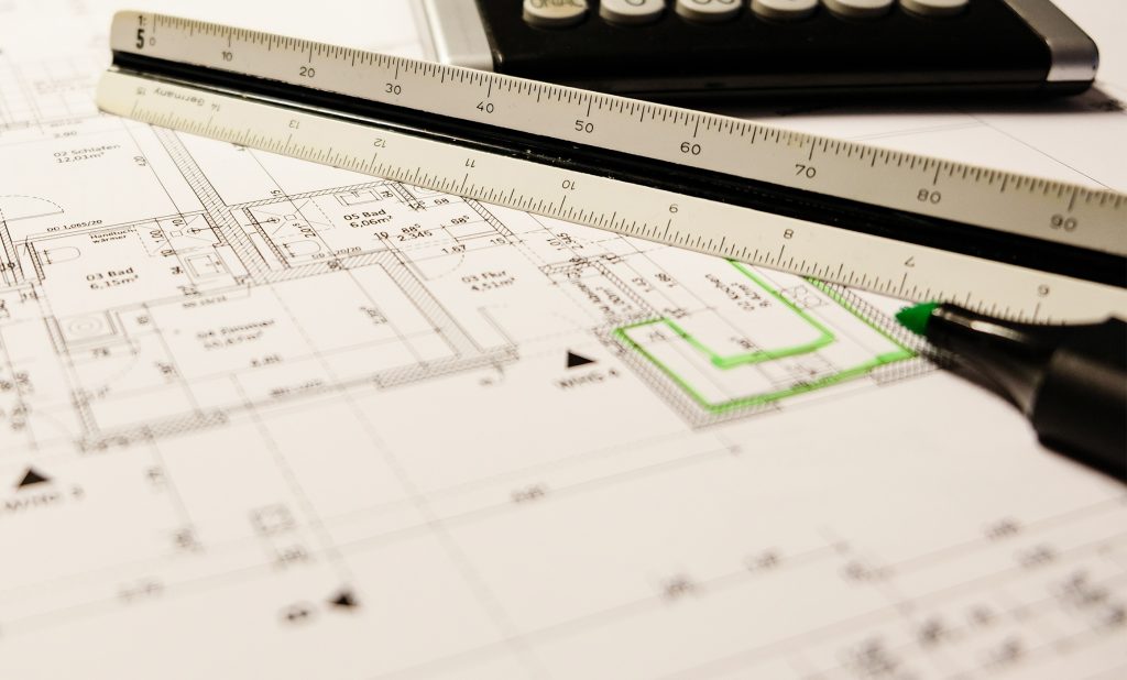 Grundrissplan mit Maßstab. Die Küche ist grün markiert und wird anhand der Maße von Hummel Küchen geplant.