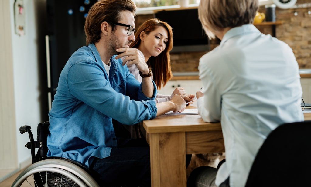 Küchenberatung und Planung von barrierefreien Küchen bei Hummel Küchen in der Ausstellung in Norderstedt